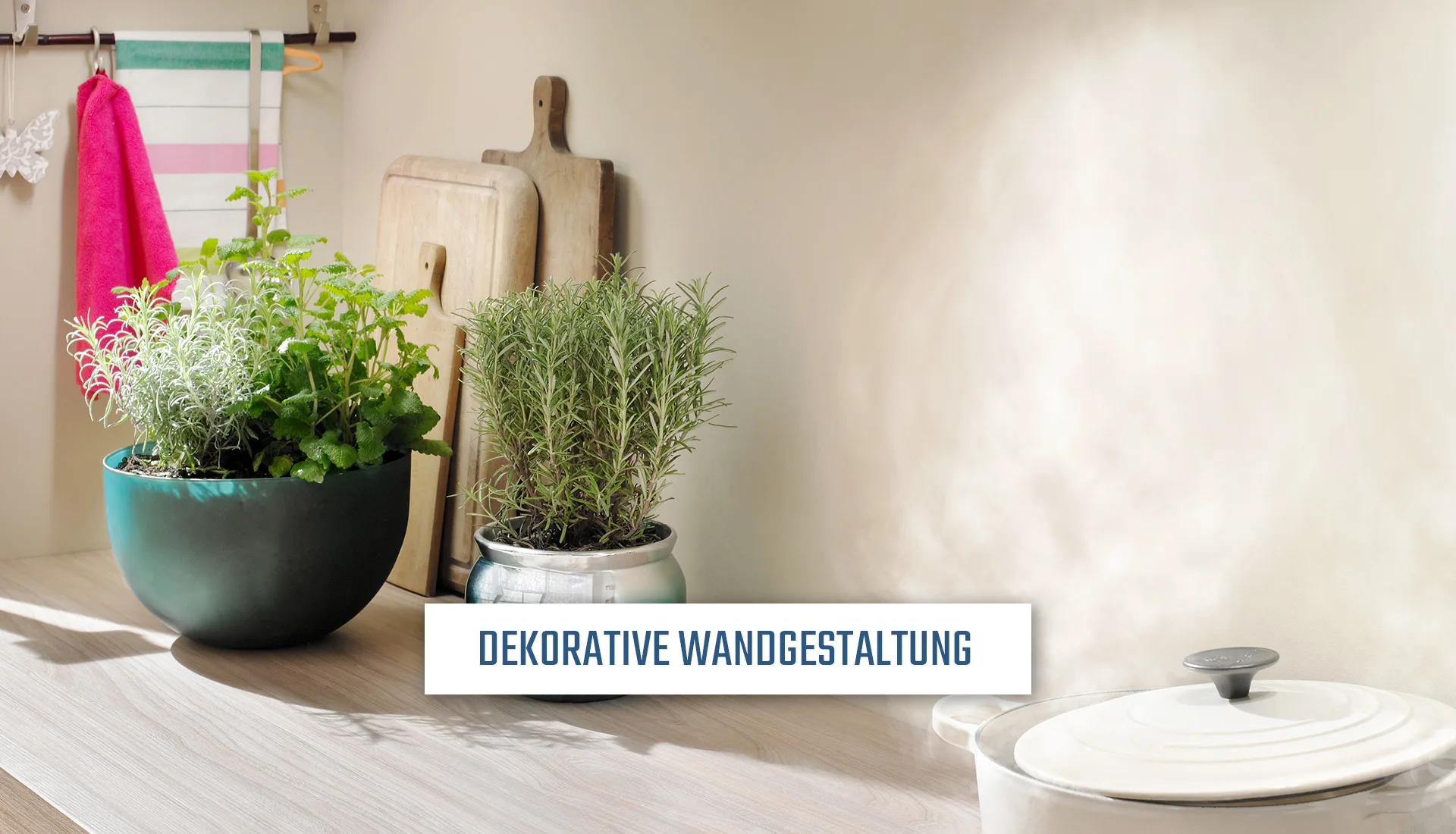 Warm getönte Küchenwand – dekorative Wandgestaltung