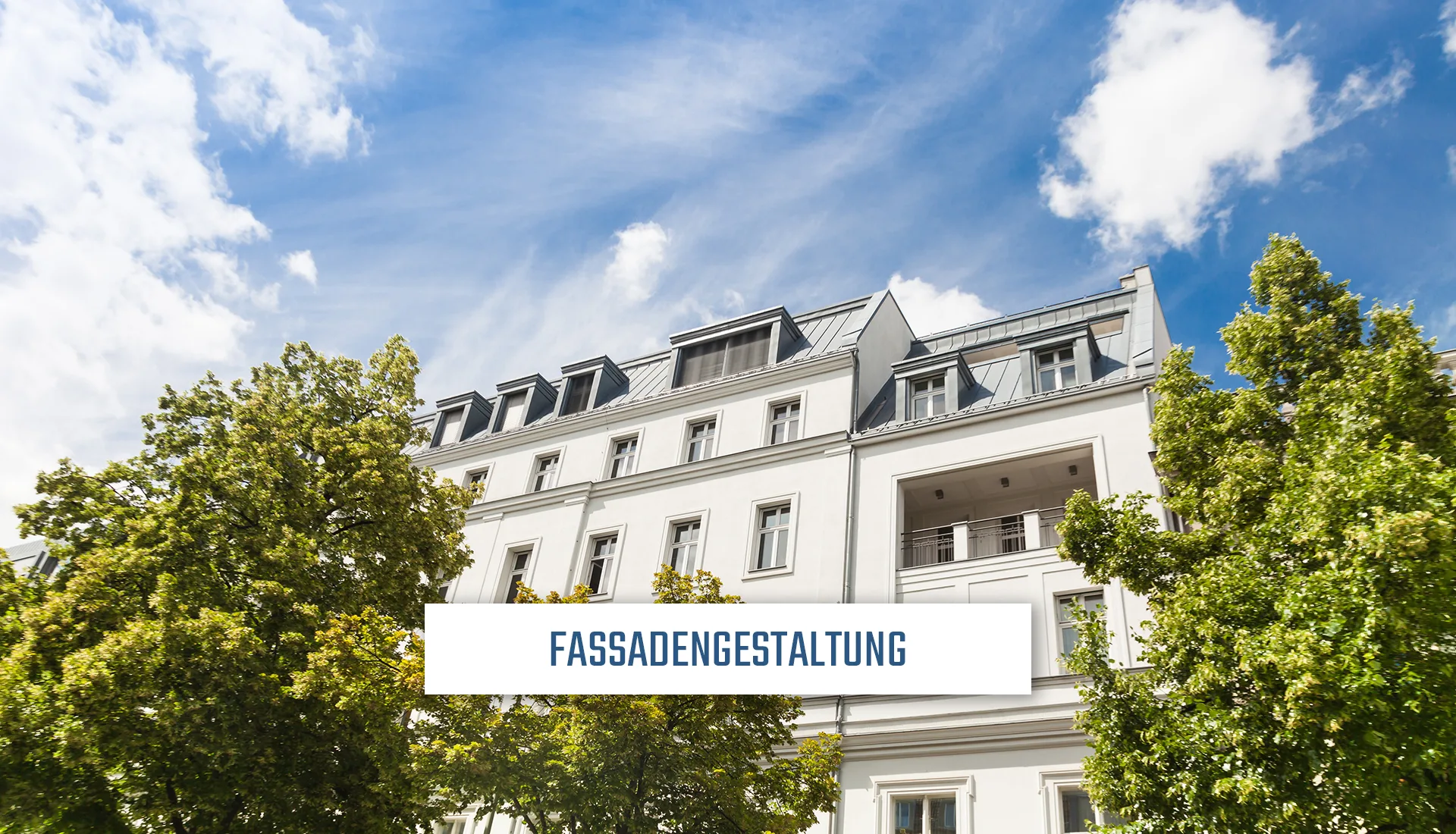 Frisch gestrichene, helle Altbaufassade – Fassadengestaltung